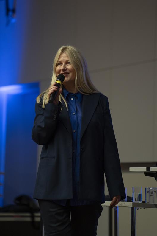 Die Veranstaltung findet am Freitag, den 03.07.2026, um 16:00 Uhr, auf dem Campus der Hochschule Düsseldorf statt. Eingeladen sind Angehörige, Familien und Freunde sowie Mitarbeiter*innen und Alumni, um diesen bedeutenden Anlass gemeinsam zu feiern.